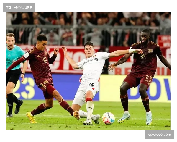 特写:终场哨响,哈维-阿隆索与图赫尔握手,勒沃库森终结拜仁连冠